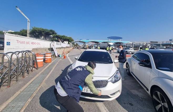 서울시 등 관계기관이 고속도로에서 체납 차량 불시 단속을 진행하고 있다. 서울시 제공