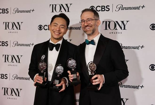 창작뮤지컬 '어쩌면 해피엔딩'의 창작자 박천휴(왼쪽)와 윌 애런슨이 8알(현지시간) 제78회 토니상 시상식이 열린 미국 뉴욕 라디오 시티 뮤직홀에서 기념사진을 찍고 있다.   [사진 제공= 로이터연합뉴스]