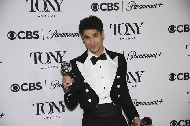 한국 창작뮤지컬 '어쩌면 해피엔딩'의 브로드웨이 공연에서 주인공 '올리버' 역을 맡아 제78회 토니상 시상식에서 뮤지컬 부문 남우주연상을 거머쥔 대런 크리스가 기념사진을 찍고 있다.   [사진 제공= AP연합뉴스]