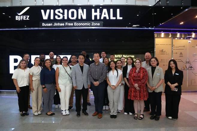 美 UTSA 교수진·MBA생이 부산진해경제자유구역청을 방문하고 있다. 부산진해경자청 제공