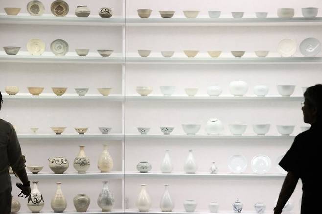 9일 서울 용산구 국립중앙박물관에서 열린 용산 개관 20주년 기념 특별전 '새 나라 새 미술: 조선 전기 미술 대전'에서 관계자들이 도자기를 둘러보고 있다. 연합뉴스