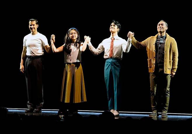 '어쩌면 해피엔딩'은 낯선 한국을 배경으로 하는 작품임에도 불구하고 감성적인 내용으로 미국에서 공감을 얻어내고 있는 것으로 평가된다