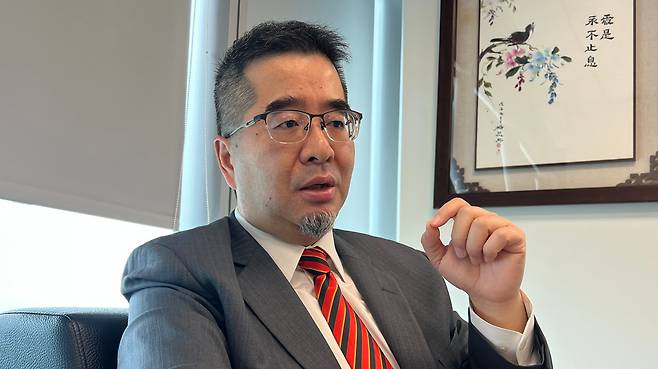 샤오쉬천(蕭旭岑) 마잉주기금회(馬英九基金會) 집행장은 대만 국민당 진영에서 양안(중국과 대만) 관계와 여야 정치에 대해 가장 크게 목소리를 높이는 인사로 꼽힌다. 그는 마잉주 전 대만 총통의 최측근으로, 마잉주 집권 당시 총통부 부비서실장을 지냈다.