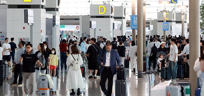 지난 6일 오전 인천국제공항 제1터미널 출국장이 여객들로 붐비는 모습. /뉴스1