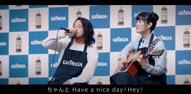 힙합 가수 크리피넛츠와 캔커피 브랜드 조지아 CM송을 부르고 있는 마유무라 치아키(오른쪽)/유튜브