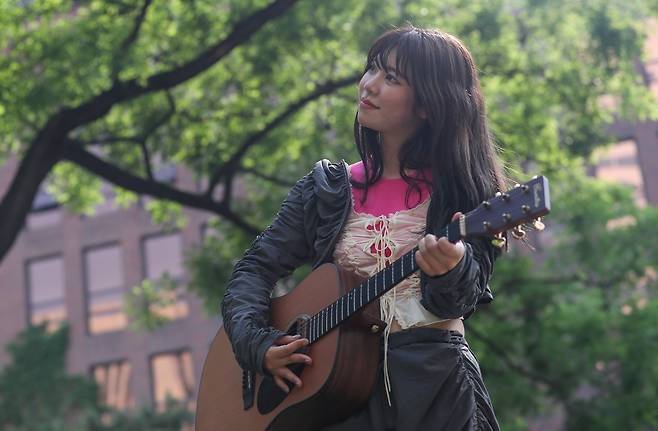 지난달 20일 서울에서 만난 일본 싱어송라이터 마유무라 치아키/박성원 기자