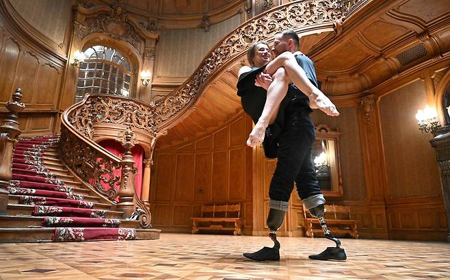 알렉산드로 자브넨코가 4일 우크라이나 리비우에서 아내 마리아와 함께 의족을 착용한 채 춤을 추고 있다. / AFP 연합뉴스