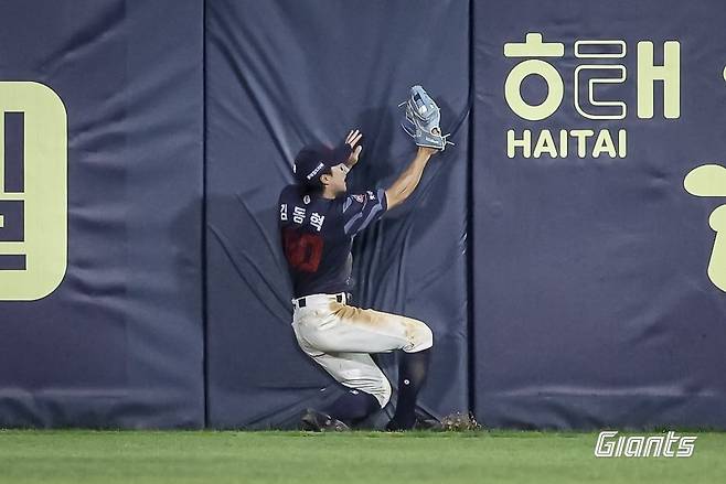 롯데 외야수 김동혁이 8일 잠실에서 열린 롯데와 두산과의 경기 9회말 부상을 의식하지 않고 몸을 던지는 수비로 팀을 구하고 있다. /롯데 자이언츠
