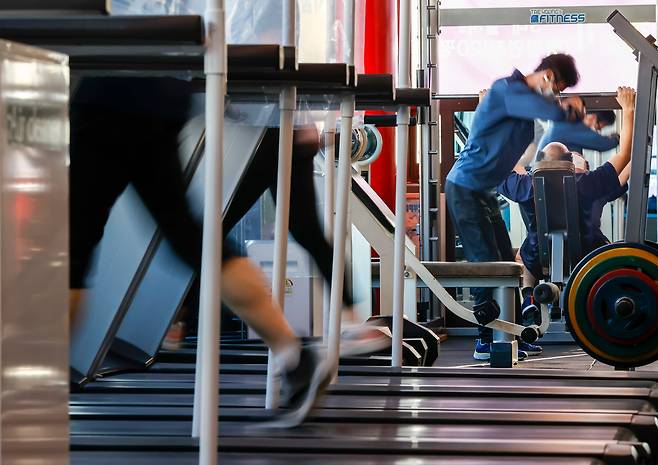 서울의 한 헬스장에서 시민들이 운동을 하고 있다. /연합뉴스