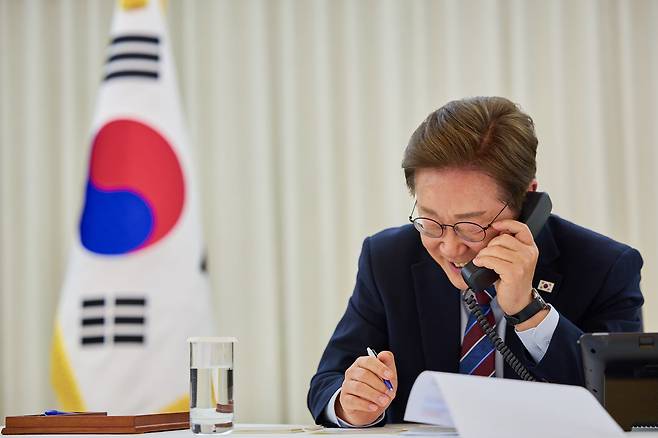 이재명 대통령이 6일 한남동 관저에서 도널드 트럼프 미국 대통령과 전화 통화를 하고 있다. /대통령실