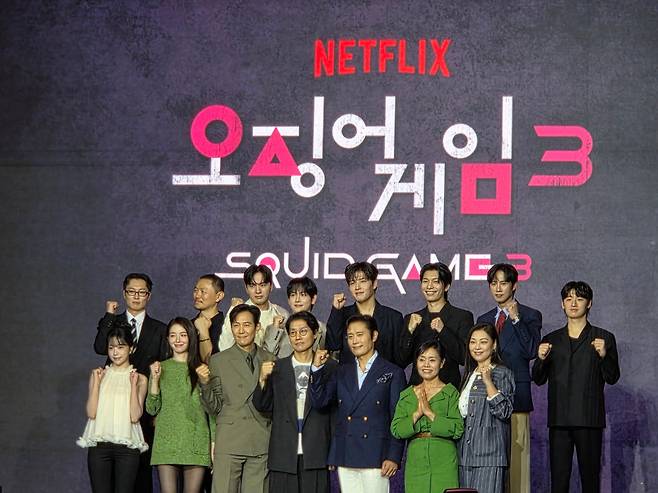 9일 서울드래곤시티에서 '오징어 게임 3' 제작발표회가 열렸다. 황동혁 감독과 이정재, 이병헌 등 배우들이 함께 단체 사진을 찍고 있다. /김정은 기자