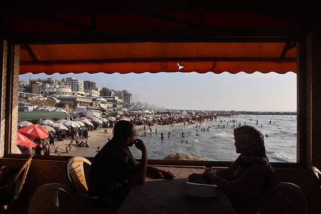 8일 팔레스타인인들이 가자지구 해변에 모여 이야기를 나누고 있다. /연합뉴스