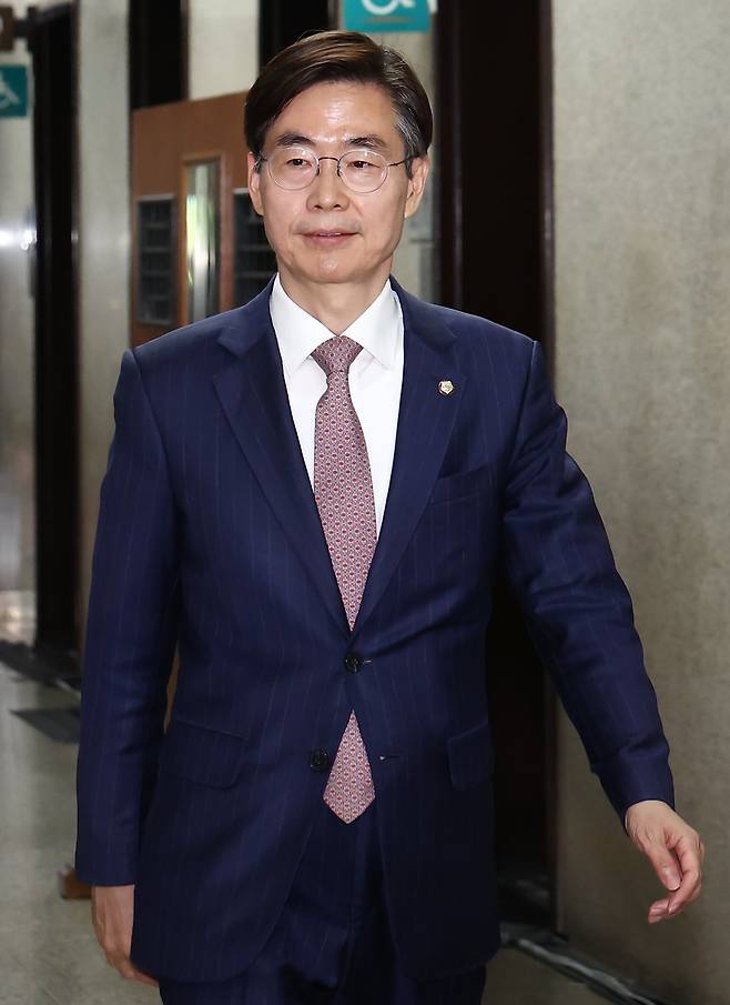 조경태 국민의힘 의원이 9일 서울 여의도 국회에서 열린 4선 이상 중진 의원 회동에 참석하기 위해 이동하고 있다. /뉴스1