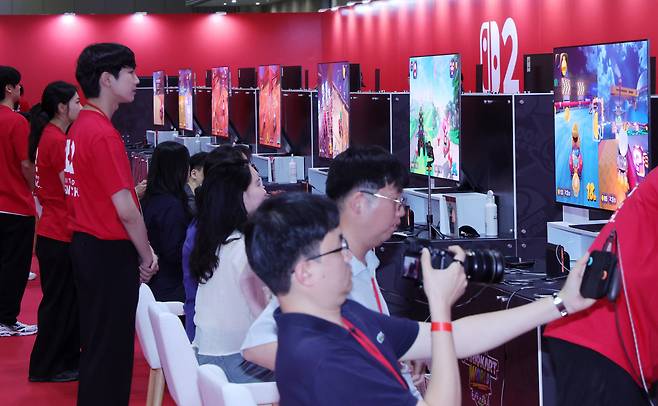 지난달 31일 경기도 고양 킨텍스 제1전시장에서 게임 마니아들이 '닌텐도 스위치2'를 직접 체험하고 있다. '닌텐도 스위치2'는 닌텐도가 8년 만에 내놓는 '닌텐도 스위치' 후속 야심작이다./연합뉴스