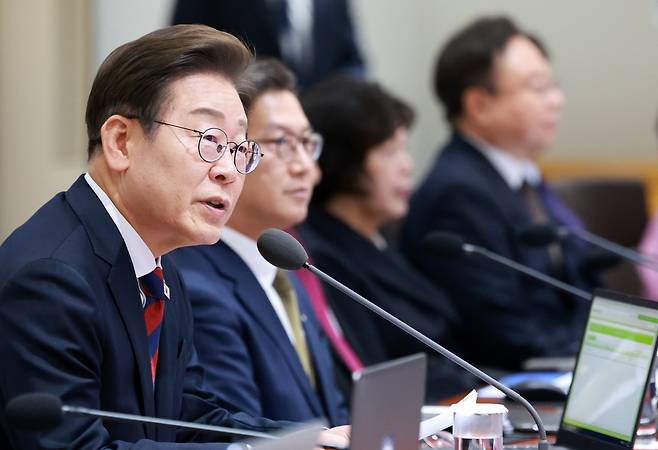 이재명 대통령이 5일 서울 용산 대통령실 청사에서 열린 국무회의에서 발언하고 있다. 이 대통령은 이날 국무회의에서 해양수산부의 부산 이전을 빠르게 준비하라고 지시했다./연합뉴스