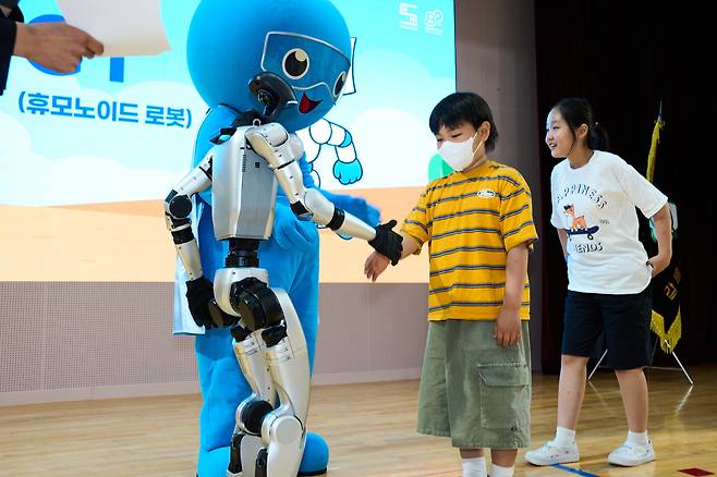인천 강화군 갑룡초에서 '첨단기술 원정대'의 첫 행사가 열렸다. 아이들이 휴머노이드 로봇과 소통하고 있다./국립중앙과학관