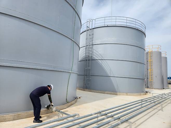 ㈜남영테크 직원이 옥외저장탱크에서 원료를 입고하고 있다. ㈜남영테크 제공