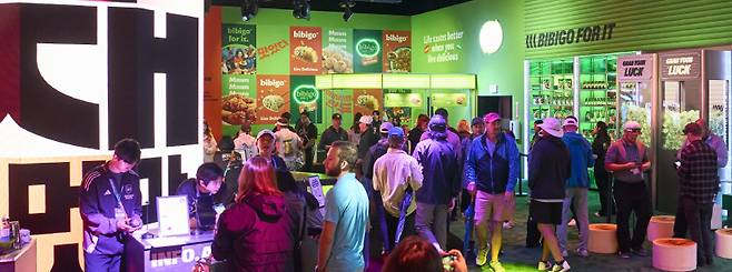 ‘하우스 오브 CJ’를 찾은 방문객들이 한국 전통주로 만든 칵테일과 K푸드를 즐기고 있다. CJ 제공