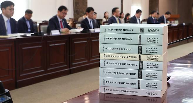 서울 종로구 정부서울청사에서 열린 공공기관운영위원회 회의에 2023년 공기업 경영실적 등 평가보고서가 놓여 있다. 2024.6.19/뉴스1