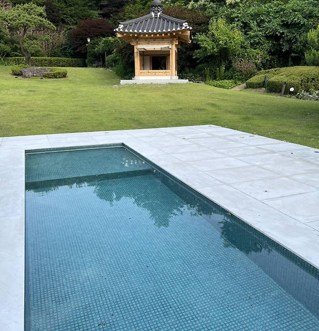 더불어민주당 박홍근 의원이 7일 서울 용산구 한남동 대통령 관저 방문 당시 촬영해 소셜네트워크서비스(SNS)에 올린 사진. 박 의원은 “이 구조물을 보고 (만찬 참석 의원들이) 이구동성으로 ‘반려견 수영장 아니겠느냐’고 이야기했다”고 전했다. 사진 출처 박 의원 페이스북