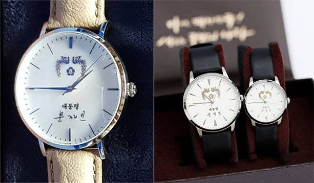 왼쪽부터 문재인 전대통령 기념시계, 윤석열 전대통령 기념시계. 청와대사진기자단·대통령실 제공