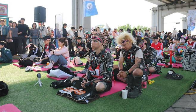 올해 5월 11일 오후 서울 서초구 잠수교에서 진행된 ‘2025 한강 멍때리기 대회’에 참가한 시민들이 멍하니 앉아 있다. 참가자들은 90분 동안 멍한 상태를 잘 유지해야 한다. 시민 투표 및 심박수 등을 종합해 우승자를 가린다. 어린이과학동아 제공