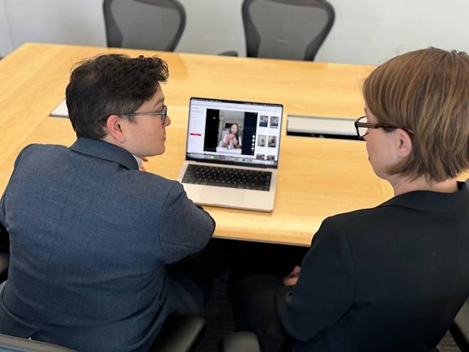 몰리 헤일스 미국 노스웨스턴대 의대 박사후연구원(오른쪽)이 동료 연구원과 함께 틱톡 동영상을 검토하고 있다. Northwestern University 제공.