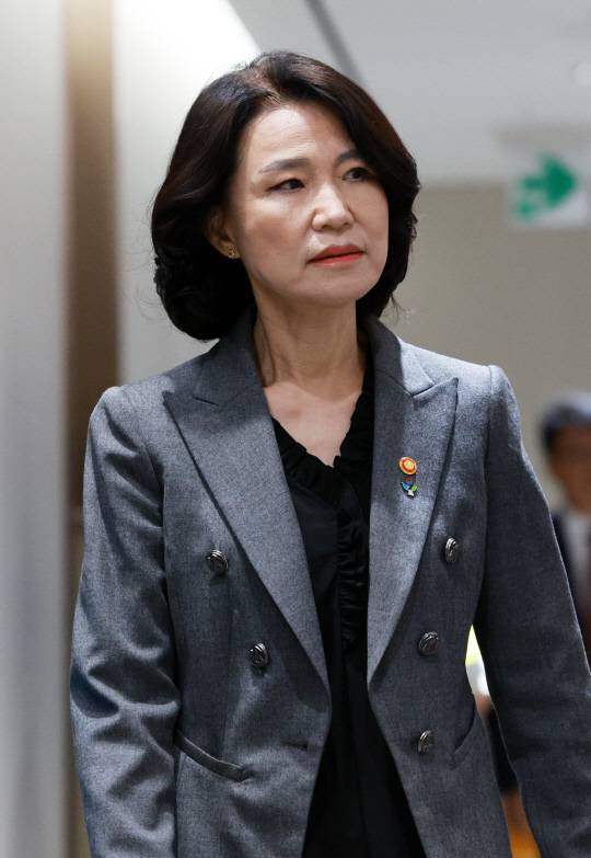 이진숙 방송통신위원장이 지난 6월5일 서울 용산 대통령실 청사에서 열린 이재명 정부 첫 국무회의에 참석하고 있다.<대통령실통신사진기자단·연합뉴스 사진>