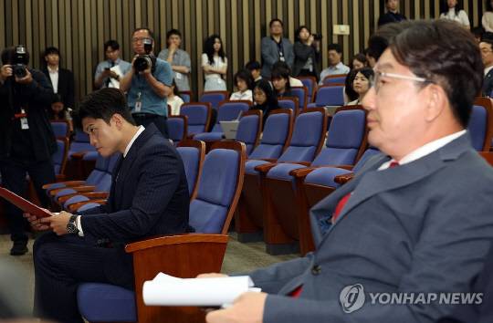 국민의힘 김용태 비상대책위원장과 원내대표직 사퇴를 선언한 국민의힘 권성동 원내대표가 9일 서울 여의도 국회에서 열린 의원총회에 참석해 있다. 연합뉴스