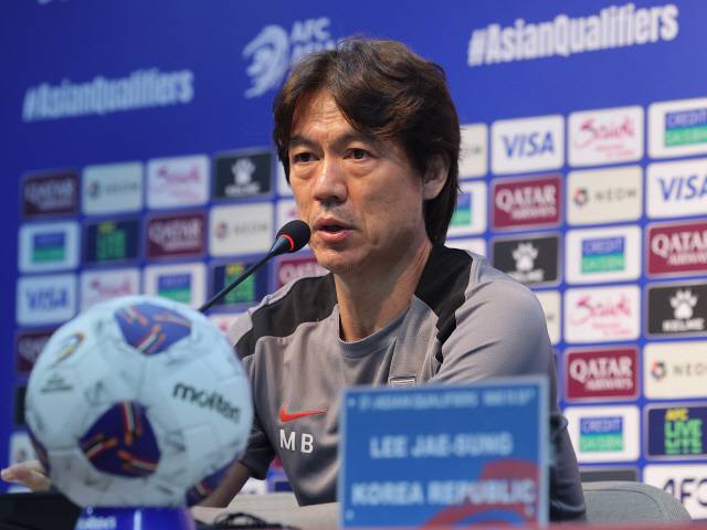 대한민국 축구 국가대표팀 홍명보 감독 쿠웨이트와의 2026 북중미 월드컵 아시아 3차 예선 최종전을 하루 앞둔 9일 서울월드컵경기장에서 기자회견을 하고 있다. [연합뉴스]