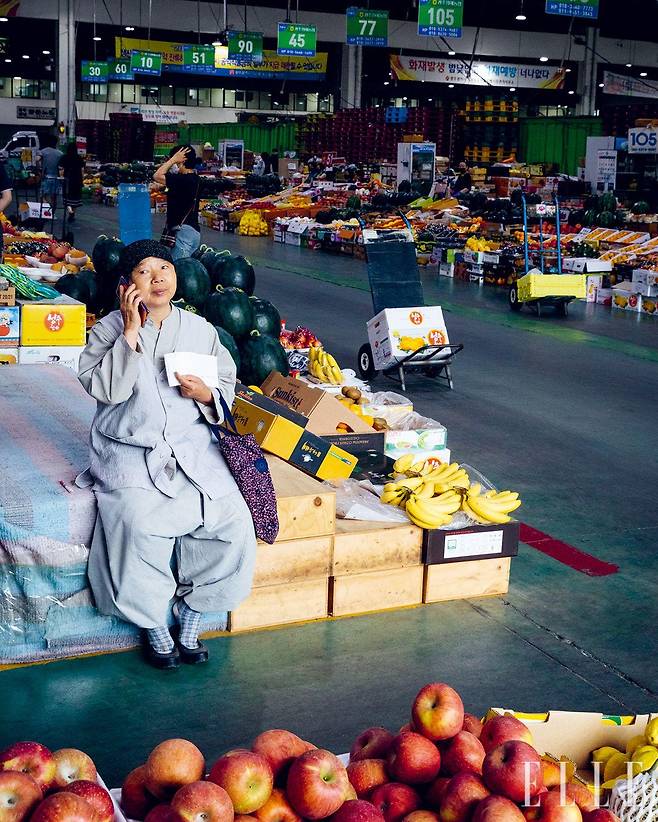 지역 시장에서 장을 보는 스님. 친숙하고 다정한 스님의 일상이 담긴 사진들이 책 곳곳에서 시선을 붙든다.