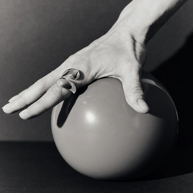 모건 랭이 가장 자주 착용하는 AGMES의 시너지 링.