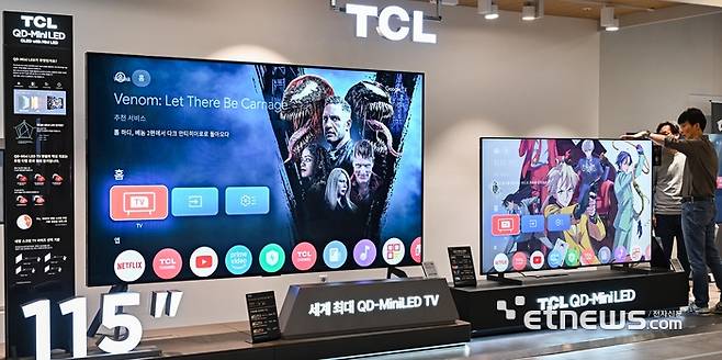 국내 가전 시장에 중국산 가전이 대거 진입을 준비하고 있다. 저렴함을 무기로 시장을 공략한 TV에 이어 세탁기, 냉장고 등 식기세척기까지 하반기 국내 시장 공략을 앞두고 있다. 9일 서울 시내의 가전매장에서 소비자가 TCL TV를 살펴보고 있다.  이동근기자 foto@etnews.com
