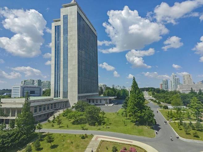 17494498936860.jpeg 김일성 종합대학 초여름 캠퍼스 사진