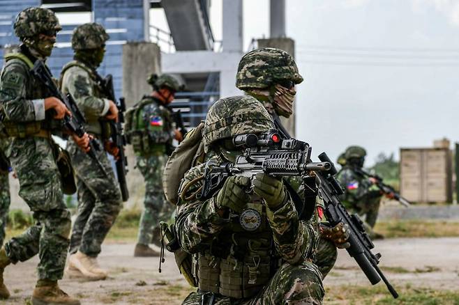 2025 카만닥훈련에 참가한 해병대 장병들이 지난달 28일 필리핀 루손섬 일대에서 필리핀 해병대 장병들과 소부대 전술훈련을 실시하고 있다. 해병대 제공