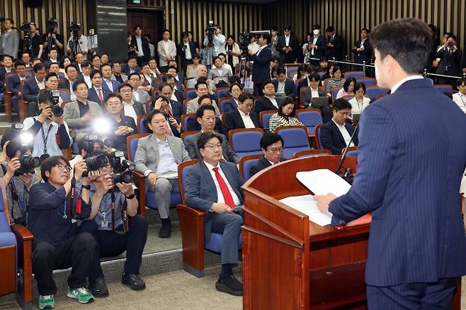 국민의힘 김용태 비상대책위원장이 9일 서울 여의도 국회에서 열린 의원총회에서 발언하고 있다. 연합뉴스