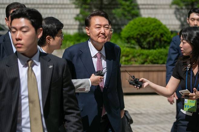 윤석열 전 대통령이 9일 서울 서초구 서울중앙지방법원에서 열린 내란 우두머리 혐의·직권남용 권리행사 방해 혐의 사건 6차 공판에 출석하고 있다./사진=연합뉴스
