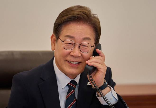 이재명 대통령이 9일 서울 용산구 대통령실 청사 집무실에서 이시바 시게루 일본 총리와 전화 통화를 하고 있다. 대통령실 제공