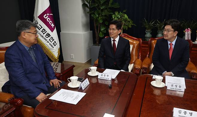 지난달 19일 김문수 당시 국민의힘 대선 후보가 서울 종로구 한국기독교회관을 방문해 김종혁 한국교회총연합 대표회장과 대화하고 있다. 윤운식 선임기자 yws@hani.co.kr