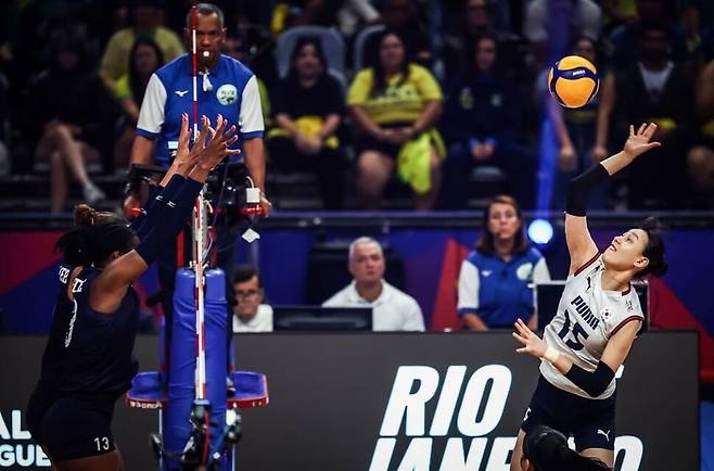 한국 여자 배구 대표팀 이선우가 9일 (한국시각) 브라질 리우데자네이루에서 열린 발리볼네이션스리그(VNL) 1주차 예선 2조 4차전에서 미국을 상대로 공격하고 있다. 국제배구연맹 제공