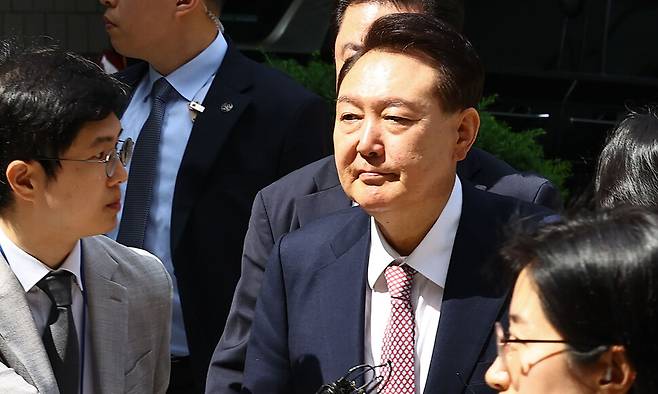 윤석열 전 대통령이 9일 서울중앙지방법원에서 열린 내란 사건 6차 공판에 출석하고 있다. 사진공동취재단