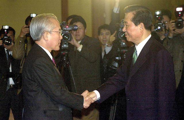 2001년 1월 4일 김대중(오른쪽) 대통령과 이회창 한나라당 총재가 청와대에서 영수회담을 갖기 전 악수하고 있다. 청와대 사진기자단