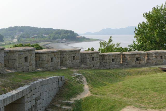 월곶돈대에서 바라본 북한 개풍군 지역.