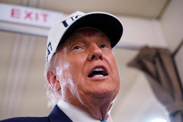 도널드 트럼프 미국 대통령이 6일 미국 뉴저지로 향하는 전용기 에어포스원 안에서 취재진에게 말하고 있다. 로이터 연합뉴스