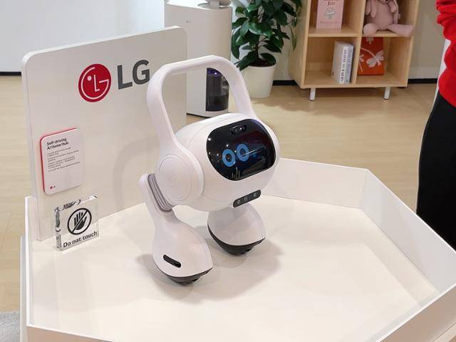 2024년 9월 독일 베를린에서 열린 유럽 최대 가전전시회 IFA 2024에 전시된 LG전자의 이동형 AI 홈 허브(코드명 Q9). 한국일보 자료사진