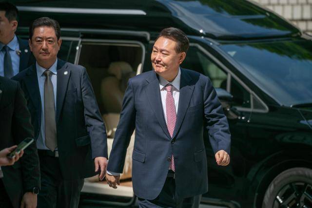 윤석열 전 대통령이 9일 서울 서초구 서울중앙지방법원에서 열린 내란 우두머리 혐의·직권남용 권리행사 방해 혐의 사건 6차 공판에 출석하고 있다. 사진공동취재단