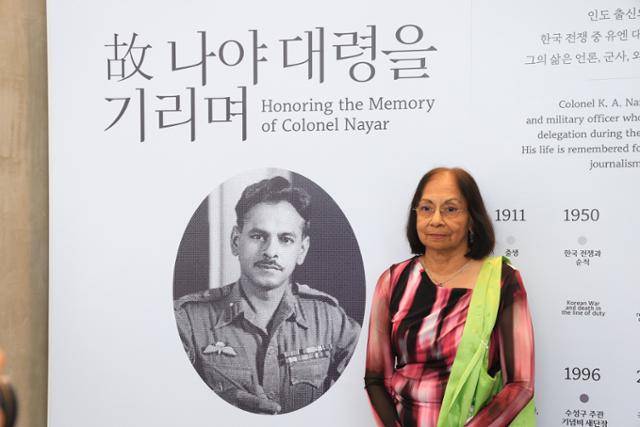 6·25전쟁 당시 산화한 우니 나야 대령의 딸인 파바시 모한 박사가 아버지의 사진 앞에서 기념 사진을 촬영하고 있다. 수성구 제공
