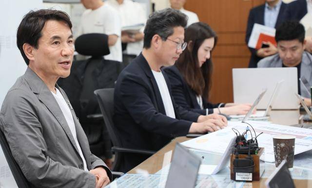 김진태(왼쪽) 강원지사가 9일 도청 브리핑룸 기자간담회에서 강원특별자치도법 시행 1년에 대한 성과를 설명하고 있다. 강원도 제공