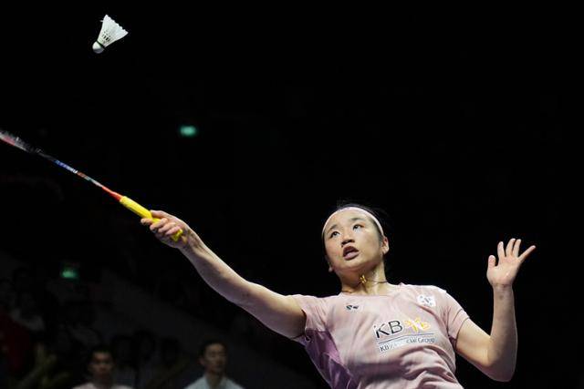 인도네시아 오픈 여자 단식 결승에서 왕즈이의 공격을 받아내고 있는 안세영. 자카르타=AP 뉴시스