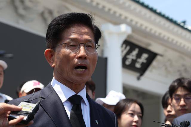 김문수 전 국민의힘 대통령 후보가 6일 서울 동작구 국립서울현충원에서 현충탑 참배를 마치고 기자들과 질의응답을 하고 있다. 뉴시스